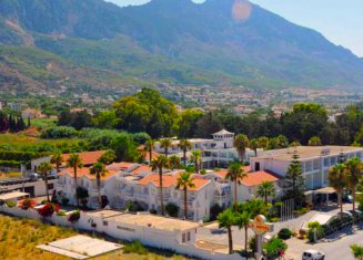 La Hotel & Resort