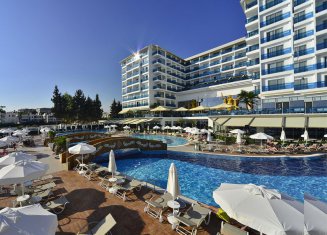 Azura Deluxe Resort & Spa